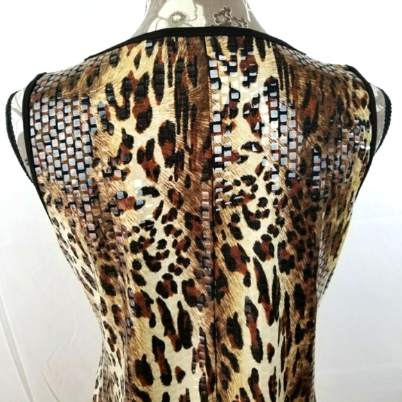 a DRESSING WOMAN  CARDIGAN AND SHELL - Picture 7 of 8